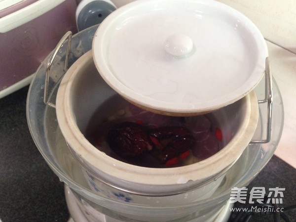Red Ginseng and Wolfberry Stewed Lean Meat Soup recipe