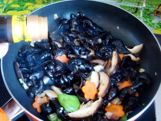 Stir-fried Fungus with Mushrooms and Green Peppers recipe