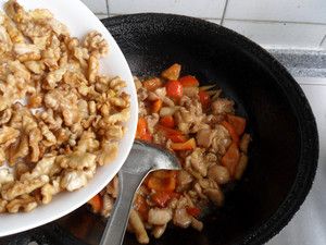 Fried Chicken Nuggets with Walnuts recipe