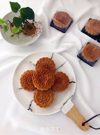 Mooncake with Lotus Seed Paste and Egg Yolk recipe