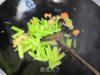 Stir-fried Celery with Double Ears recipe