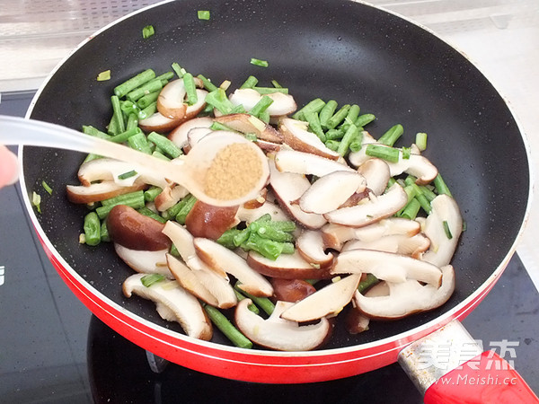 Stir-fried Beans with Mushrooms recipe