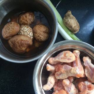 Stewed Mushrooms with Chicken Wings and Roots recipe