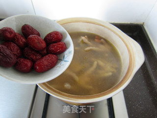 Astragalus, Jujube and Chicken Feet in Pot recipe