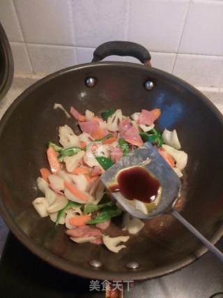 Stir-fried Autumn Lotus Root with Bacon Has The Effects of Clearing Heat, Invigorating The Stomach and Spleen, Nourishing Blood and Nourishing Blood. It is Good for Lung Heat and Cough. It is A Good Food Therapy Product. this Dish is Suitable for All Ages and Can be Eaten by The General Population. recipe