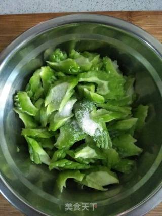 Scrambled Eggs with Bitter Gourd Slices recipe