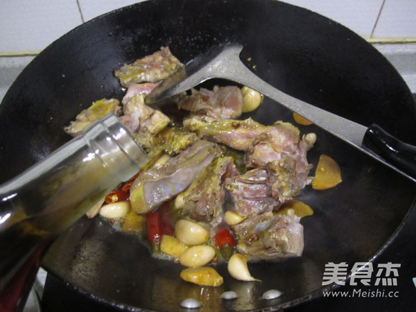 Sour and Spicy Chai Chicken Stewed with Mushrooms recipe