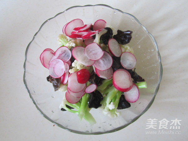 Cauliflower with Fungus, Cherry and Radish recipe