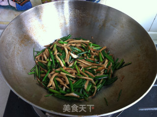 Fried Pleurotus Eryngii with Leek Stalks recipe