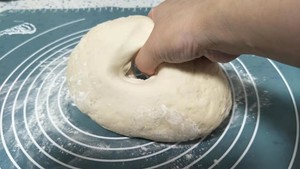 Knead The Noodles by Hand for Three Minutes, Making Dumpling Skins that are Tough, Thin and Well-wrapped recipe