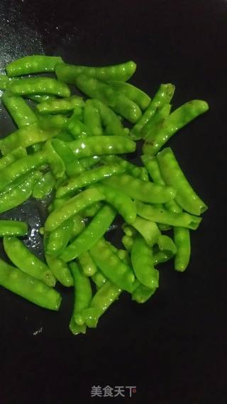 Teach You How to Stir-fry-fried Sausage with Snow Peas recipe