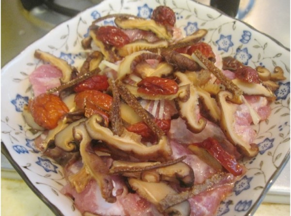 Steamed Pork Ribs with Mushrooms and Red Dates recipe