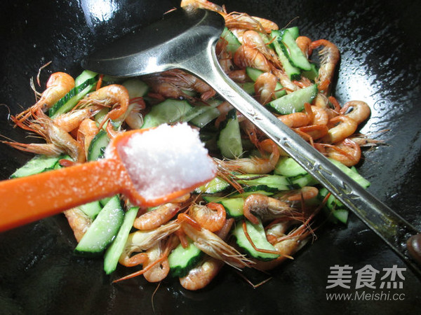 Stir-fried River Prawns with Cucumber recipe