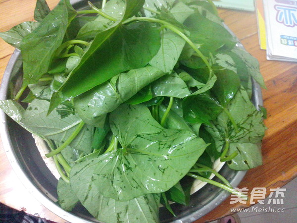 Spicy Stir-fried Sweet Potato Leaves recipe