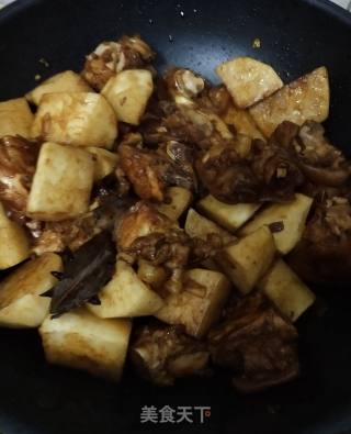 Roasted Pork Knuckles with Carrots recipe