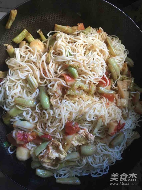 Braised Noodles with Seafood and Beans recipe