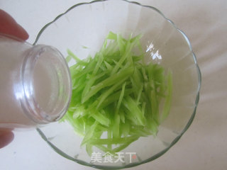 Lettuce and Fungus Mixed with Shredded Chicken recipe