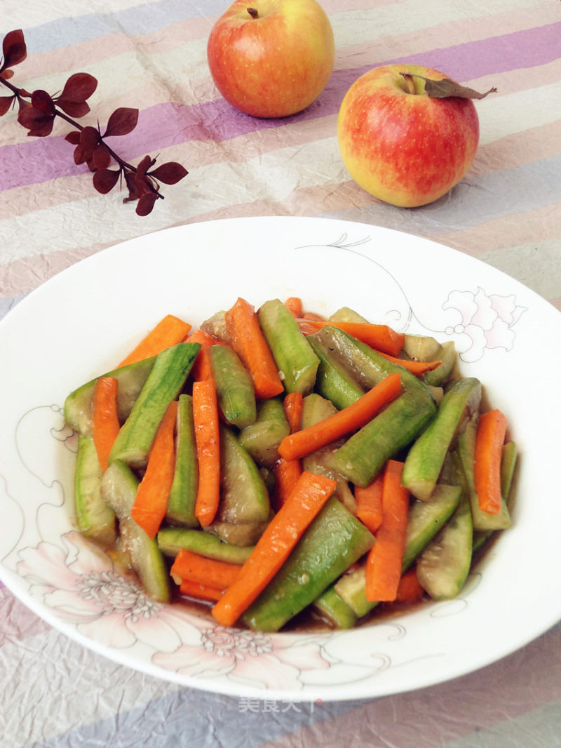 Stir-fried Loofah with Carrots recipe