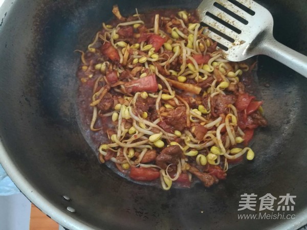 Braised Noodles with Soy Sprouts recipe