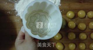 Spend A Full Moon-red Bean Paste Moon Cakes recipe