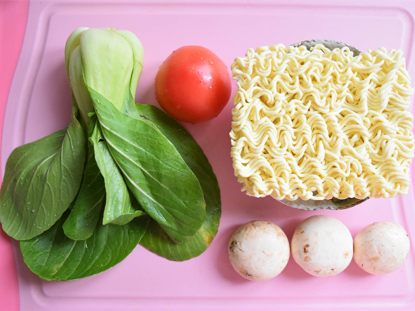 #中卓牛骨汤面# Instant Noodles with Tomato and Mushroom recipe