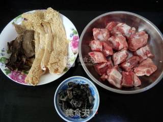 Pork Ribs with Bamboo Fungus and Porcini Mushroom recipe