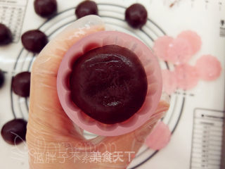 Dark Beauty Chocolate Mooncakes recipe