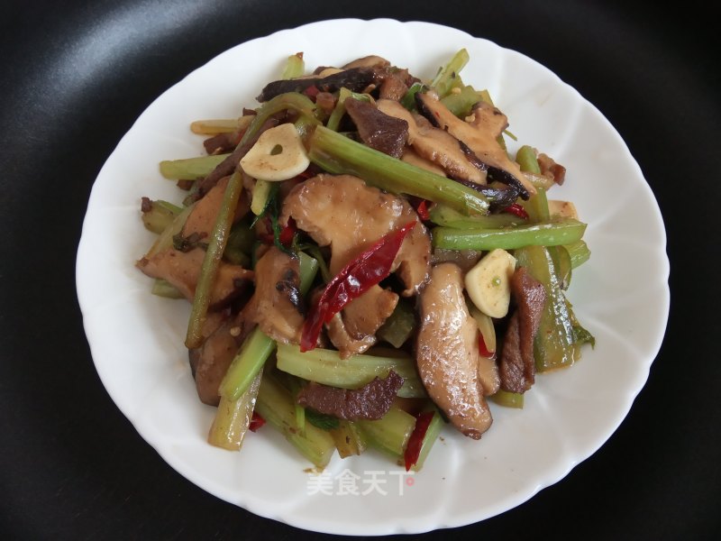 Stir-fried Celery with Lamb and Shiitake Mushrooms recipe
