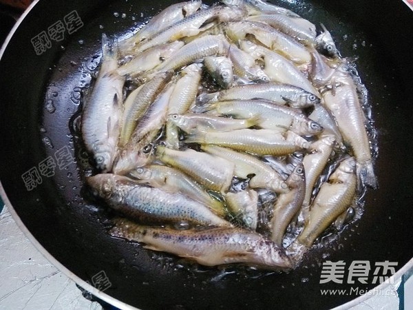 Braised Small Fish with Pickled Vegetables recipe