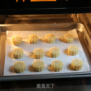 Traditional Mid-autumn Festival-mooncakes with Egg Yolk and Lotus Paste recipe