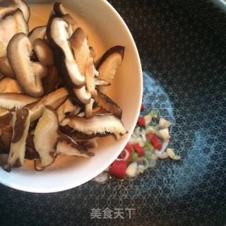 Stir-fried Cabbage with Dried Shiitake Mushrooms recipe
