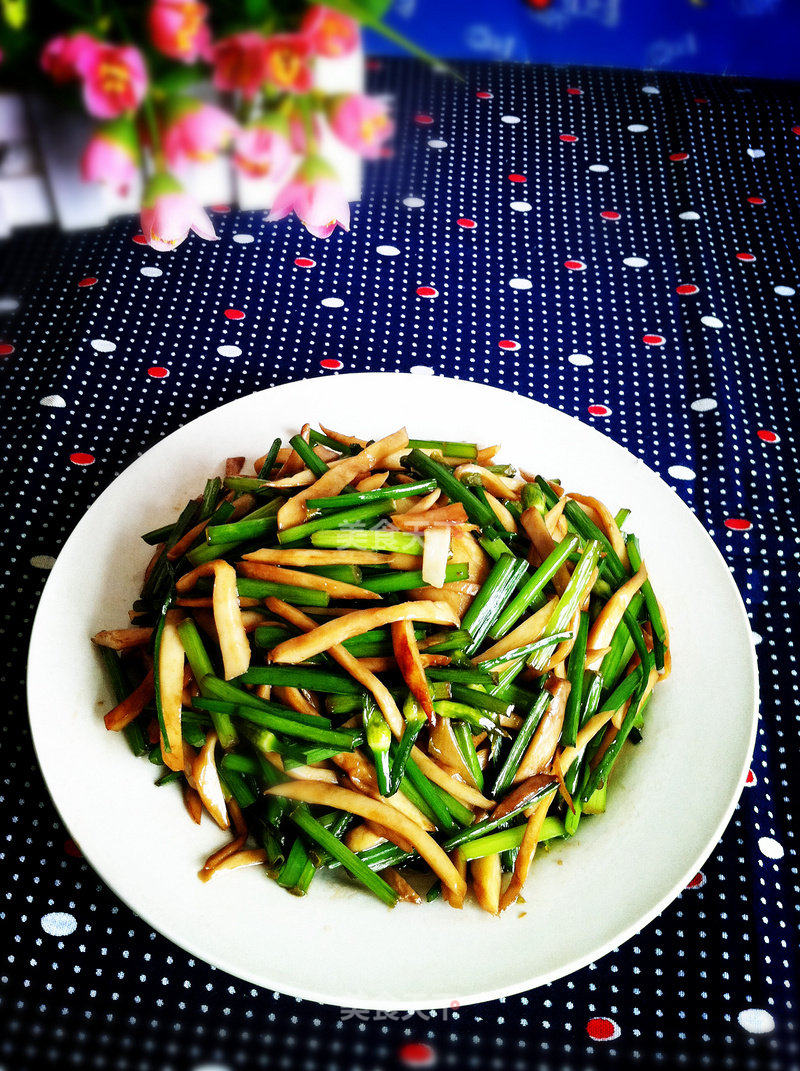 Fried Pleurotus Eryngii with Leek Stalks recipe