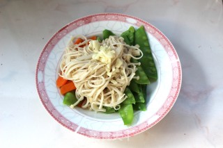 Refreshing Delicacy in Summer-snow Peas Mixed with Golden Needles recipe