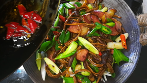 "sister Yuelan" Dry Pot Bacon Tea Tree Mushroom | The Taste of Home-made is Excellent recipe