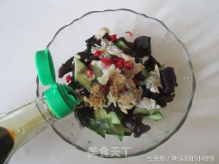 Clam Meat Fungus Mixed with Cucumber recipe