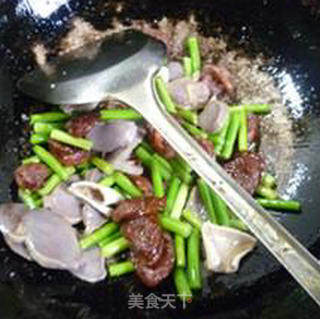 Stir-fried Goose Gizzards with Garlic Spicy Sausage recipe