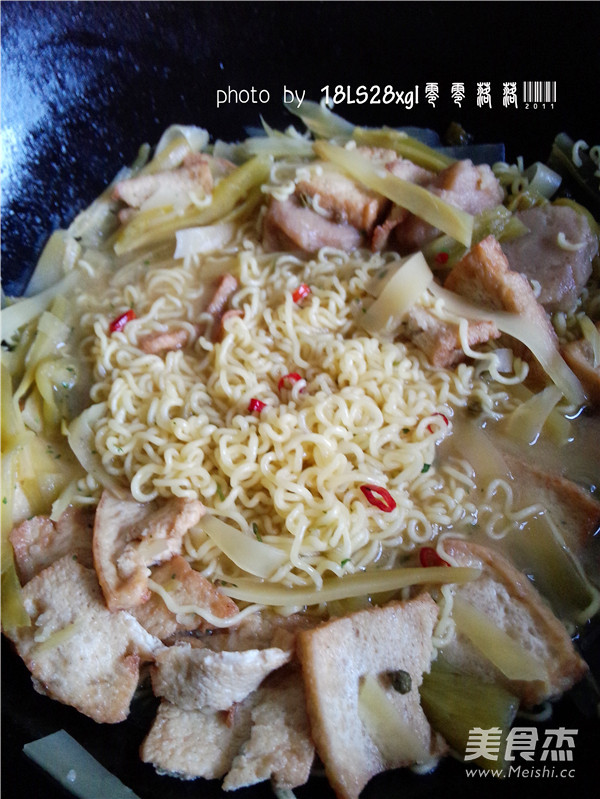 Instant Noodles in Sour Soup recipe