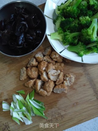 Fried Broccoli with Chicken Meatballs recipe