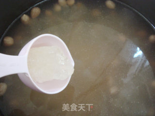 Nourishing and Nourishing Blood Soup: Peanut Lily Tremella Soup recipe