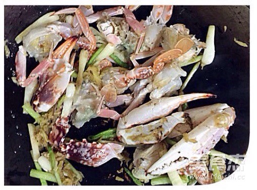 Stir-fried Crab with Ginger and Green Onion recipe