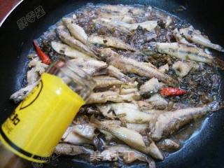 Braised Small Fish with Pickled Vegetables recipe