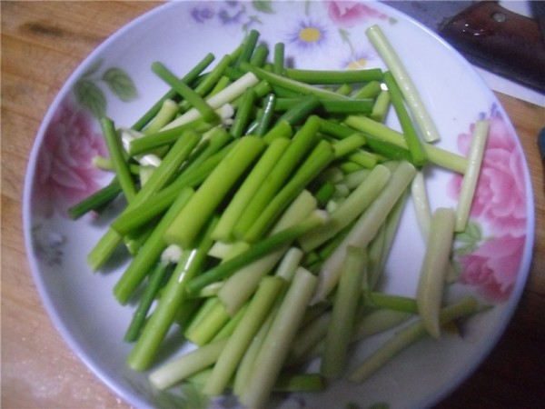 Garlic Stalks Mixed with Braised Pork recipe