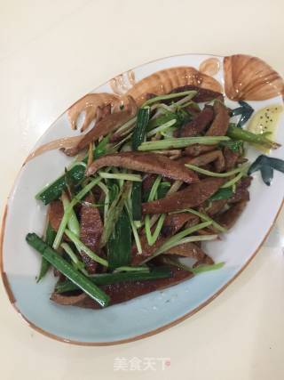 Stir-fried Pork Tripe with Parsley and Garlic Sprouts recipe