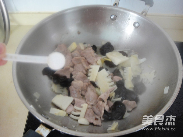 Stir-fried Pork with Black Fungus and Bamboo Shoots recipe