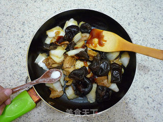 Stir-fried Pork Belly with Cabbage Fungus recipe