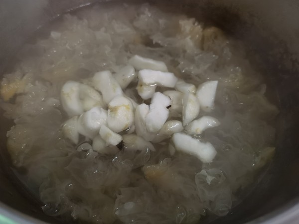 Water Chestnut and White Fungus Soup recipe