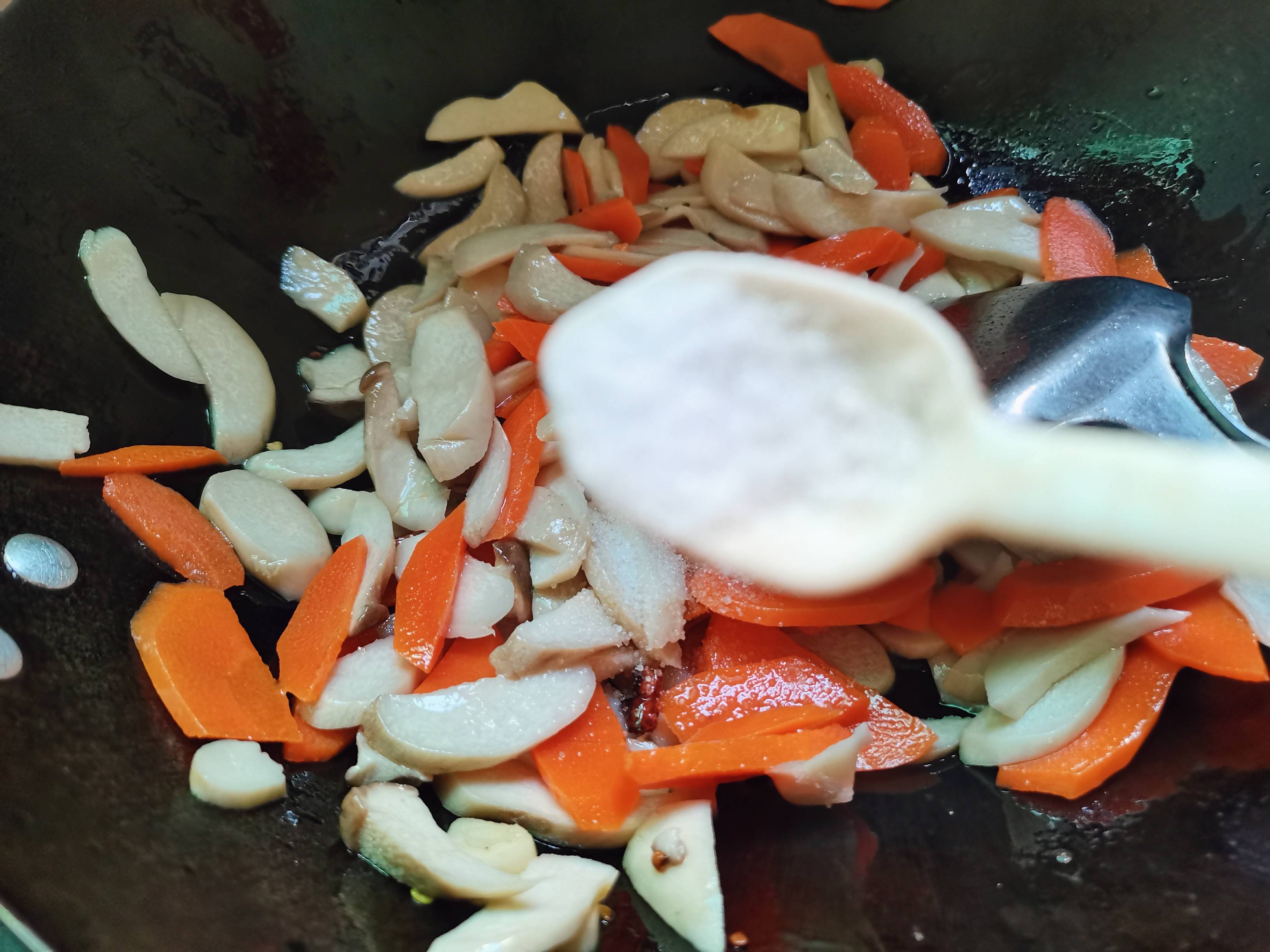 Fried Pleurotus Eryngii with Carrots recipe