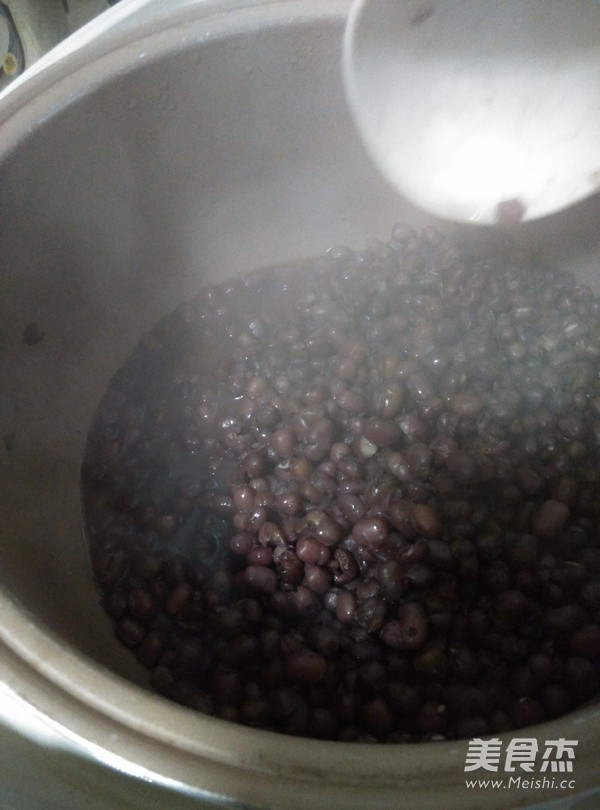 Boiling Red Beans for Invigorating Qi and Health recipe