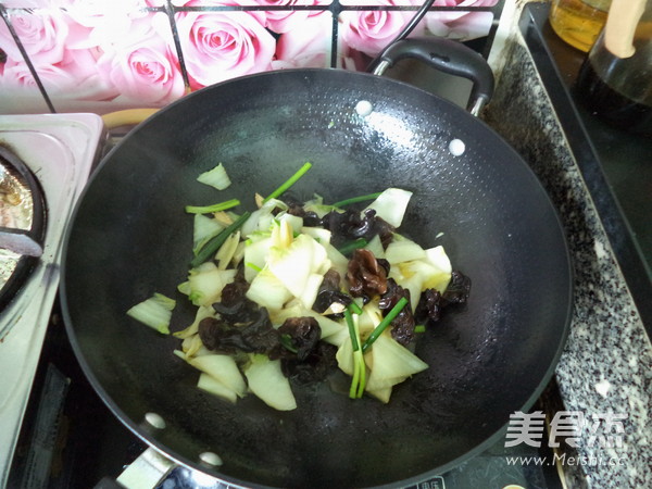 Stir-fried Chinese Cabbage Stem with Black Fungus recipe