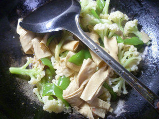 Stir-fried Cauliflower with Hot Pepper Bean Knot recipe